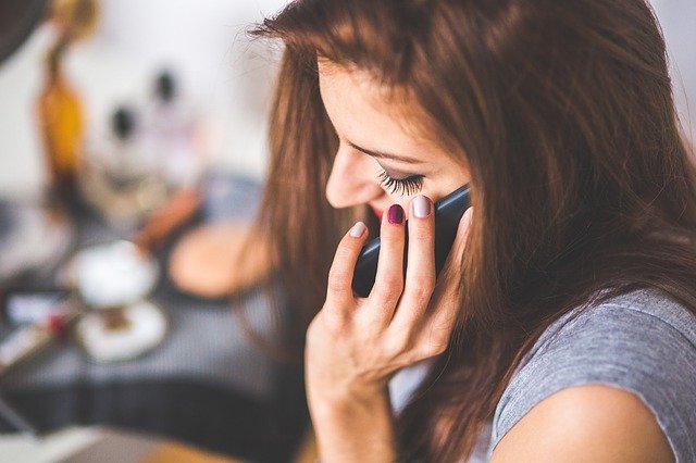 bruneta telefonuje